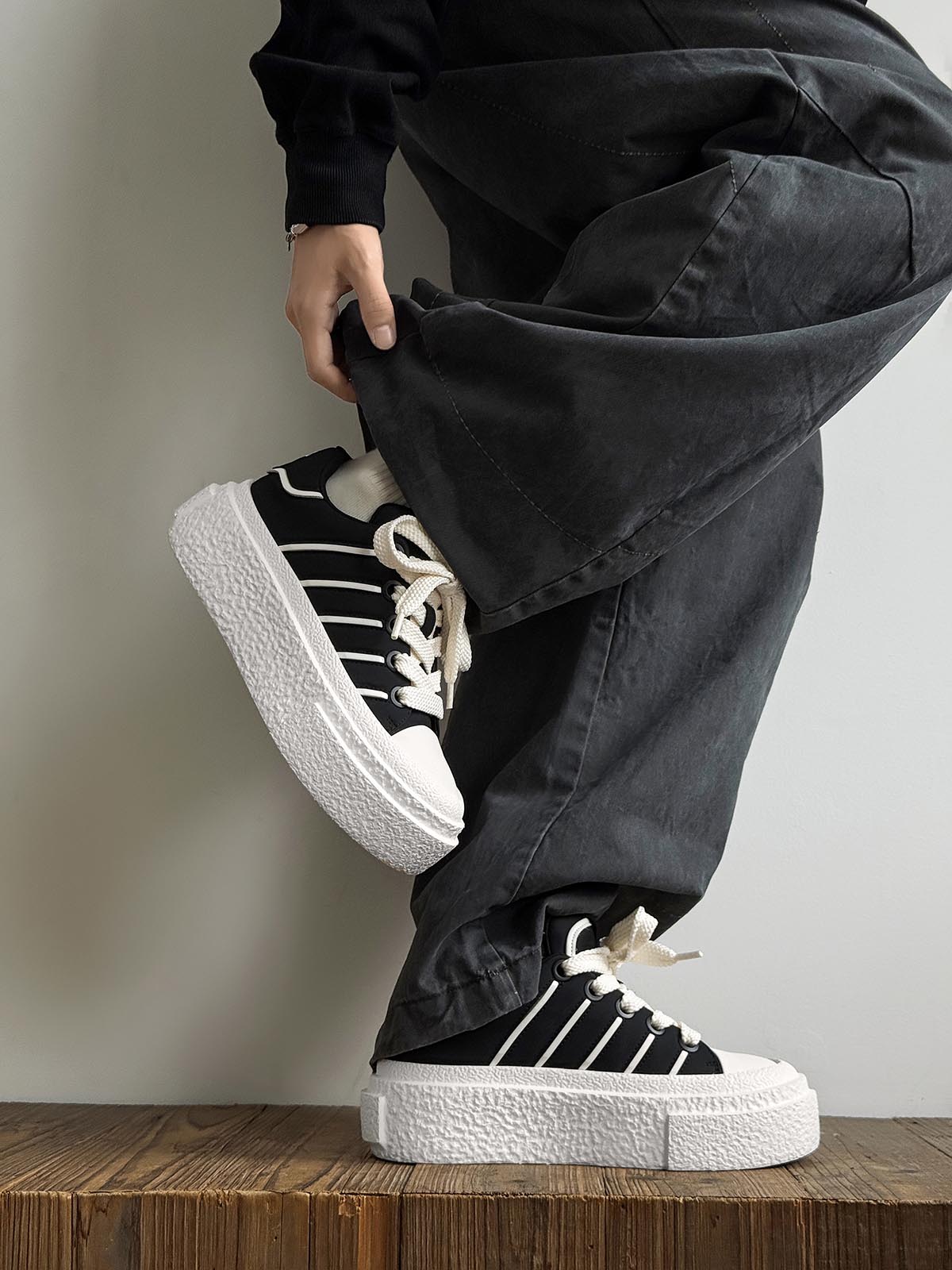 Round Toe Stripe Detail Platform Sneakers